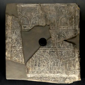 Plaque votive avec scene de banquet 2600-2400 av. J-C Nippur