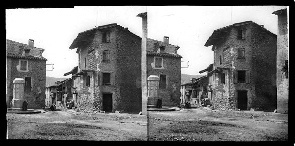 Plaça amb una font i un carrer de Cornellà de Conflent