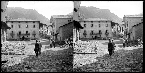 Plaça d'Andorra la Vella amb alguns homes
