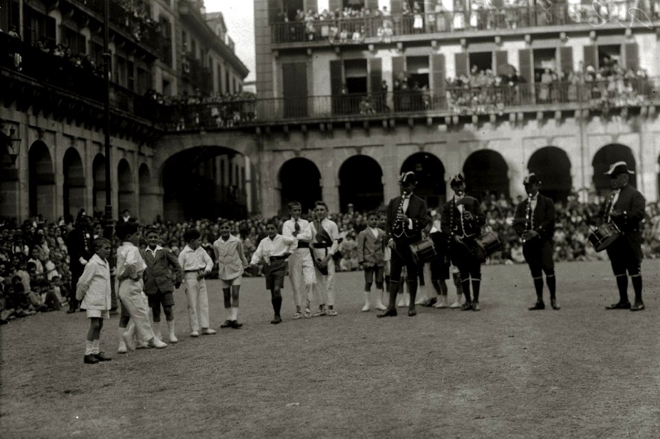 Plaza de 'El Txofre' (1 de 15) - Fondo Car-Kutxa Fototeka