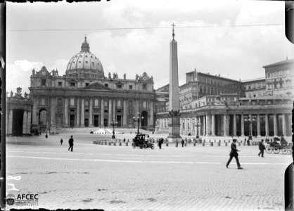 Plaça de Sant Pere del Vaticà amb un automòbil i gent