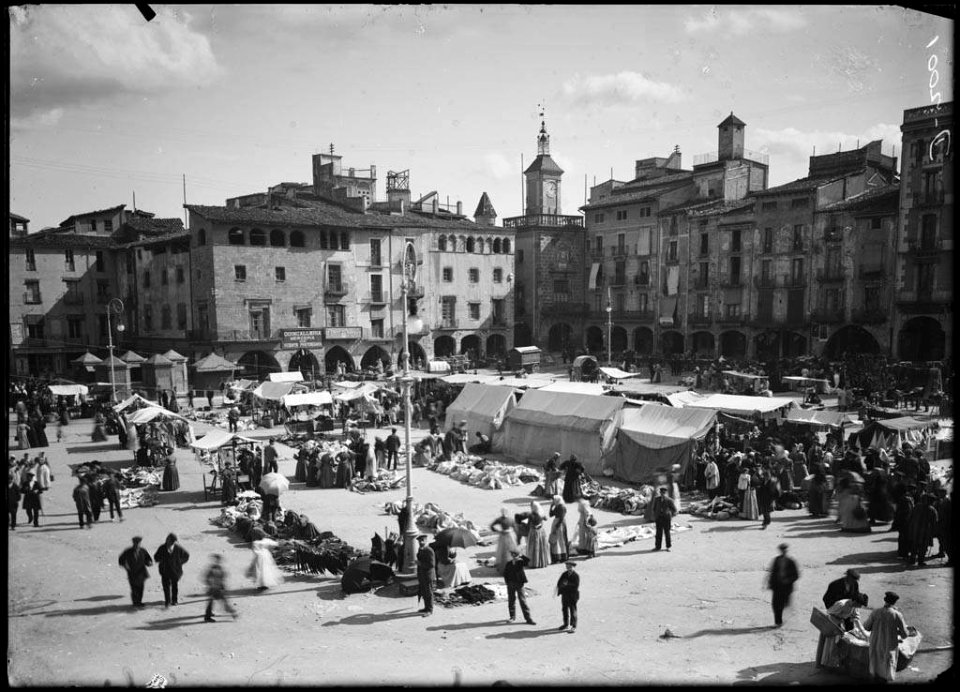 Plaça de Vic en un dia de mercat