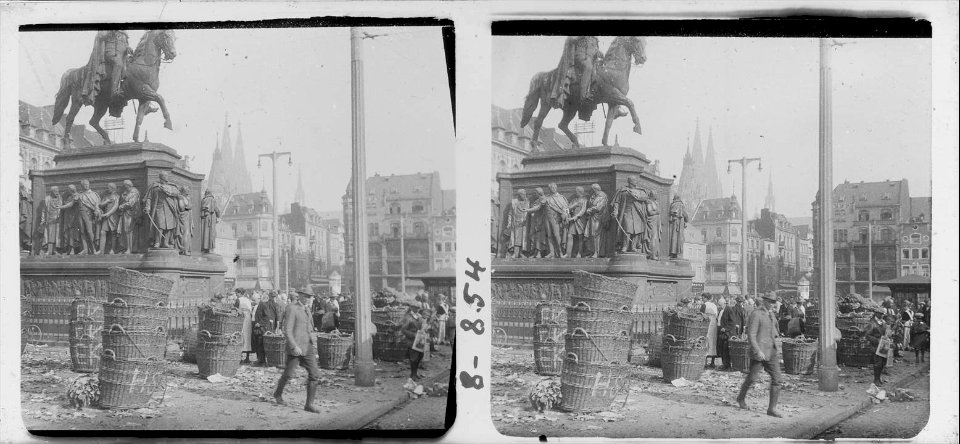 Plaça del mercat a Colònia i vista d ' un establiment amb cistelles