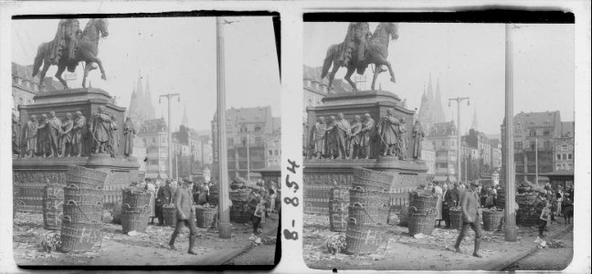 Plaça del mercat a Colònia i vista d ' un establiment amb cistelles