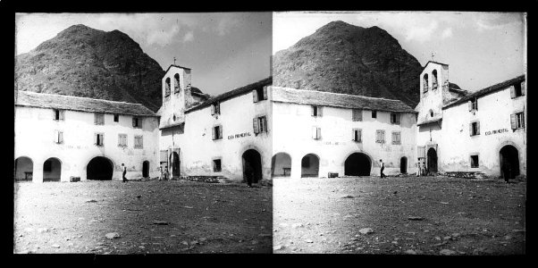 Plaça interior del santuari de Núria amb gent