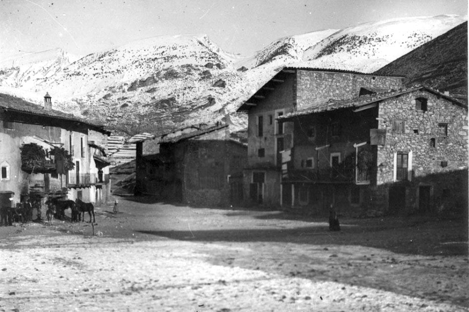 Plaça major de Gòsol amb gent i bèsties de càrrega