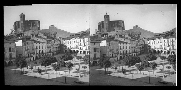 Plaça porxada de Balaguer i l'església