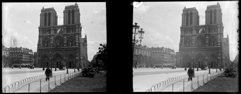 Plaça amb gent i la catedral de Notre-Dame de Paris