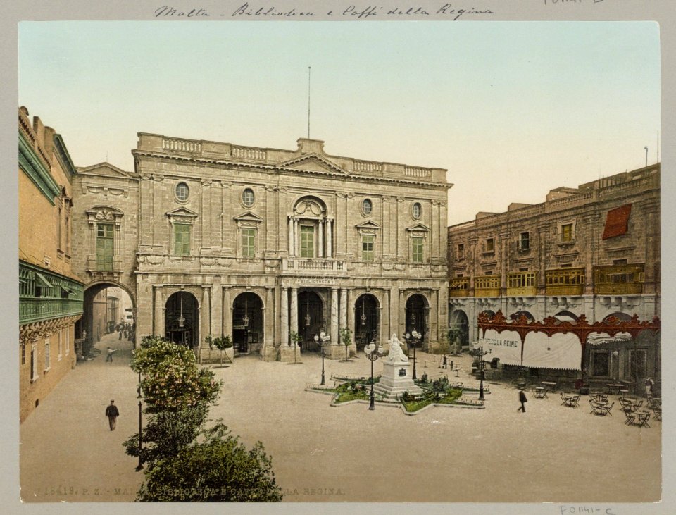 Plein met bibliotheek en Café della Regina in Valletta op Malta Malta. Biblioteca e caffe della Regina. (titel op object), RP-F-F01141-C