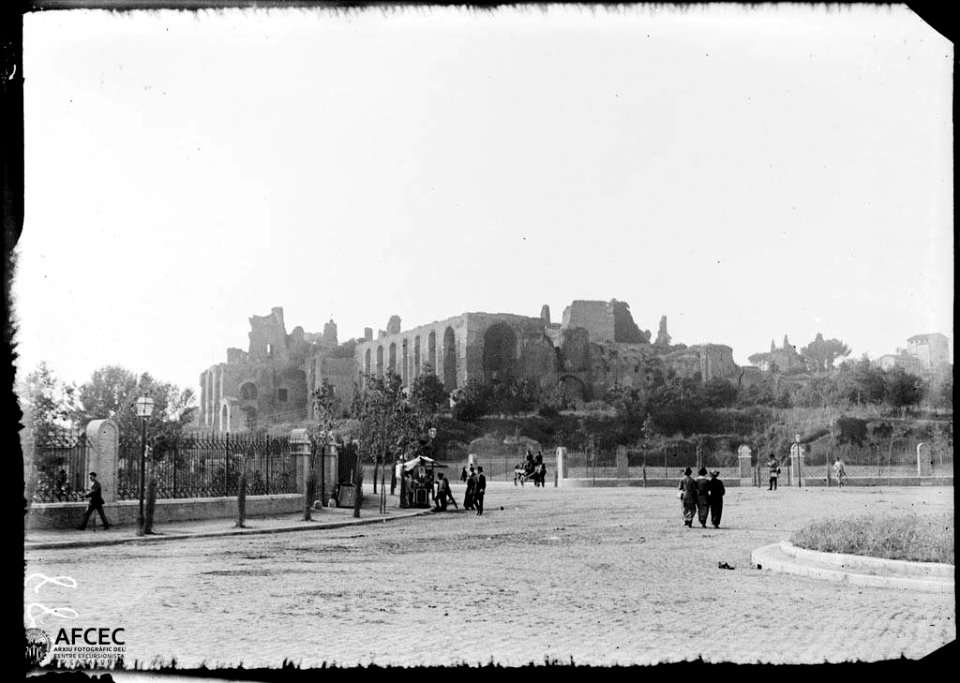 Plaça de Roma amb gent passejant i al fons restes arqueològiques