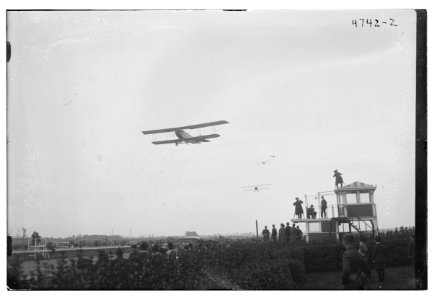 Planes in flight aviation meet, Belmont, N.Y. LCCN2014707896