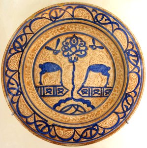 Plate, Hispano-Moresque ware, Valencia, Spain, first half of the 15th century, glazed ceramic - Cinquantenaire Museum - Brussels, Belgium - DSC09100 photo