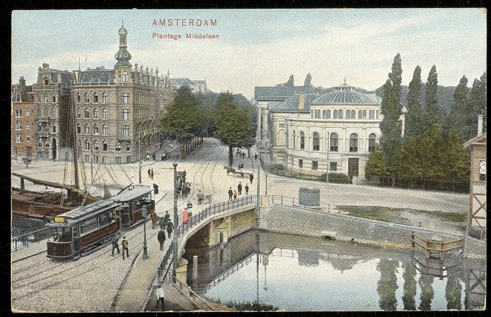 Plantage Middenlaan 153, links Plantage Muidergracht 161-163 gezien vanaf de Muiderpoort. Uitgave Dr. Trenkler, Leipzig, Afb ANWU01746000002