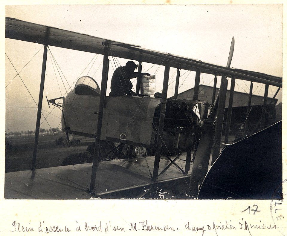 Plein d'essence à bord d'un M. Farman. champ d'aviation d'Amiens - Fonds Berthelé - 49Fi1871-17
