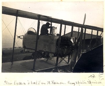 Plein d'essence à bord d'un M. Farman. champ d'aviation d'Amiens - Fonds Berthelé - 49Fi1871-17