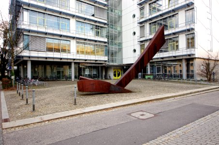 Plastik vor dem FMF (Freiburg) 5500