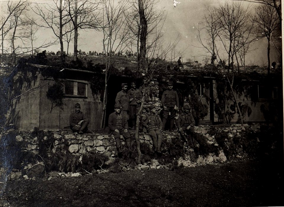 Platzkommandobaracke der 28. J.T.D. mit Mannschaft. (BildID 15572594)