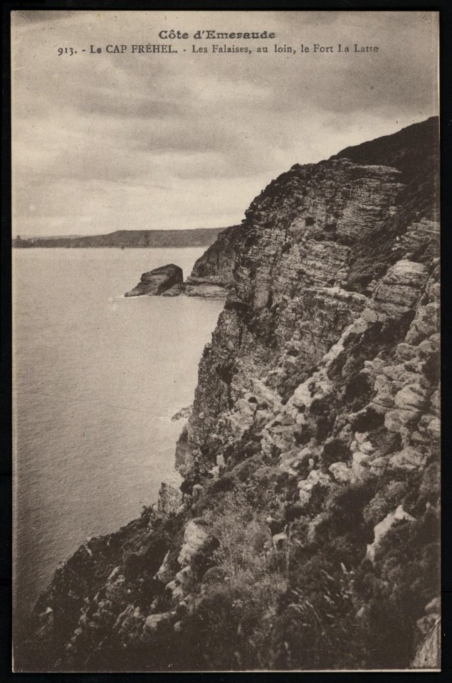 Plévenon - Cap Fréhel falaises et au loin Fort La Latte - AD22 - 16FI1345