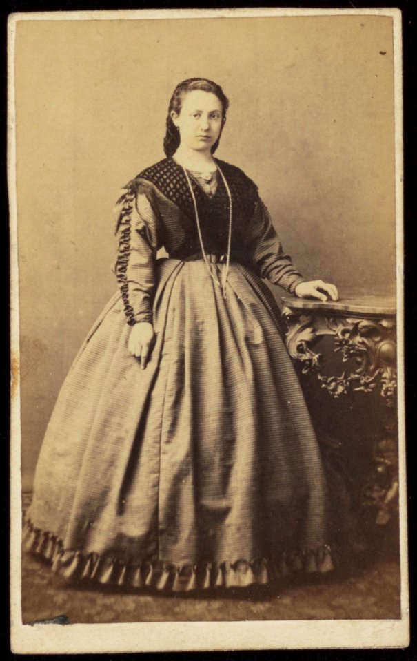 Plumier, Alphonse - carte de visite, Portret van een vrouw, staand (P 1971 0088 0002)