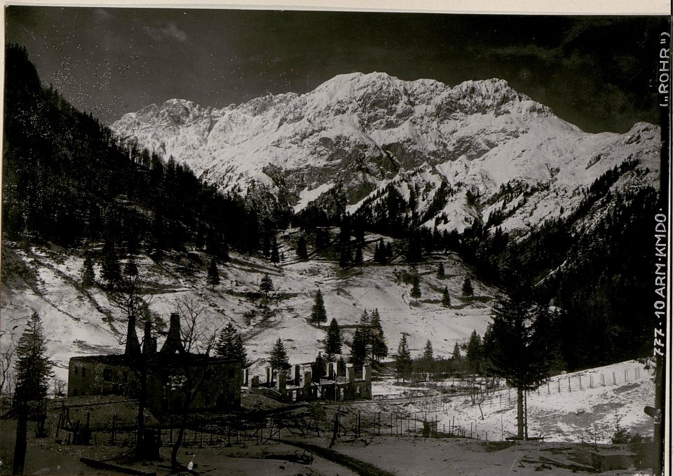 Plöckenwirtshaus 1209 m. Hintergrund von links nach rechts, Gamskofl 2530. Mooskofl 2516, Kote 2259-2247m und Hinterjoch 1879m. (BildID 15736590)