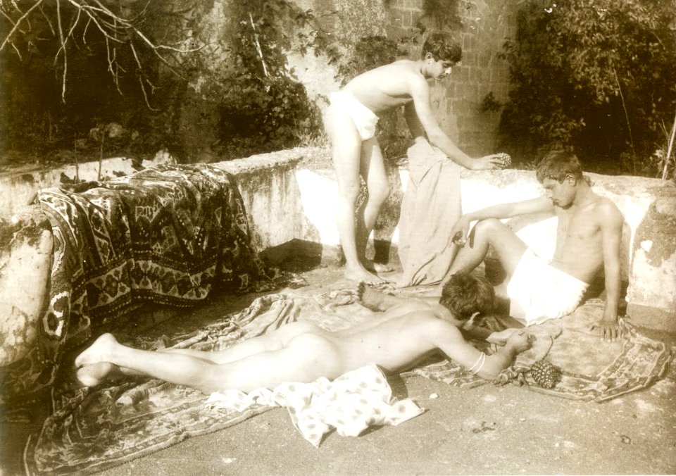 Pluschow, Wilhelm von (1852-1930) - Napoli - Tre nudi maschili drappeggiati 2