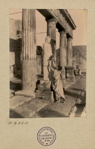 Pluschow, Wilhelm von (1852-1930) - Pompei - Donna nel Tempio di Apollo