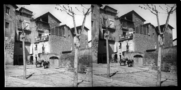 Plaça amb dos rucs davant la ' Posada catalana '