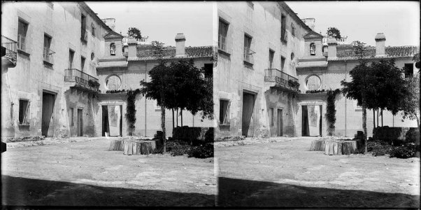 Plaça amb una església a Canovelles