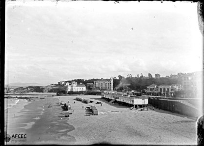 Platja de Santander amb gent i casetes i voltada d'edificis