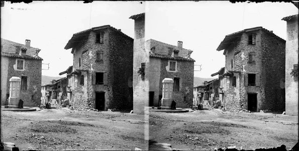 Plaça d'un poble amb una font i una persona