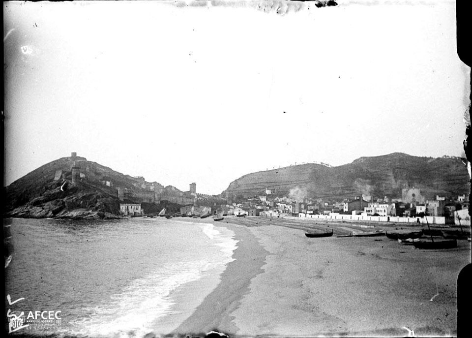 Platja i poble de Tossa de Mar amb fragments de la muralla al fons (AFCEC MORELLO A 0737)
