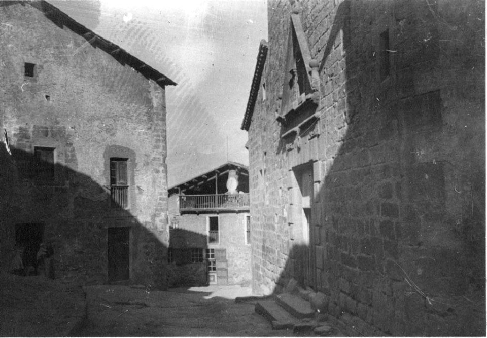Plaça de Casserres amb un grup de gent