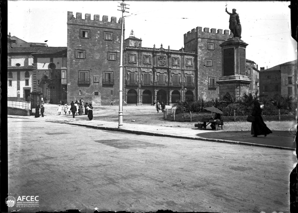 Plaça de Gijón amb gent