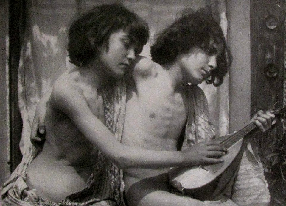 Plüschow, Wilhelm von (1852-1930) - Musicierende Knaben - da - Die Kunst in der Photographie, 1901