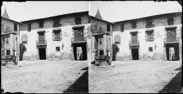 Plaça de Sant Julià de Vilatorta amb un pou i dues persones a la vora