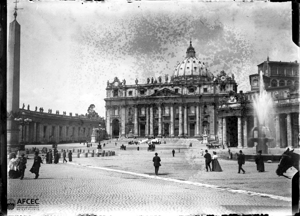 Plaça de Sant Pere amb gent i la basílica al fons