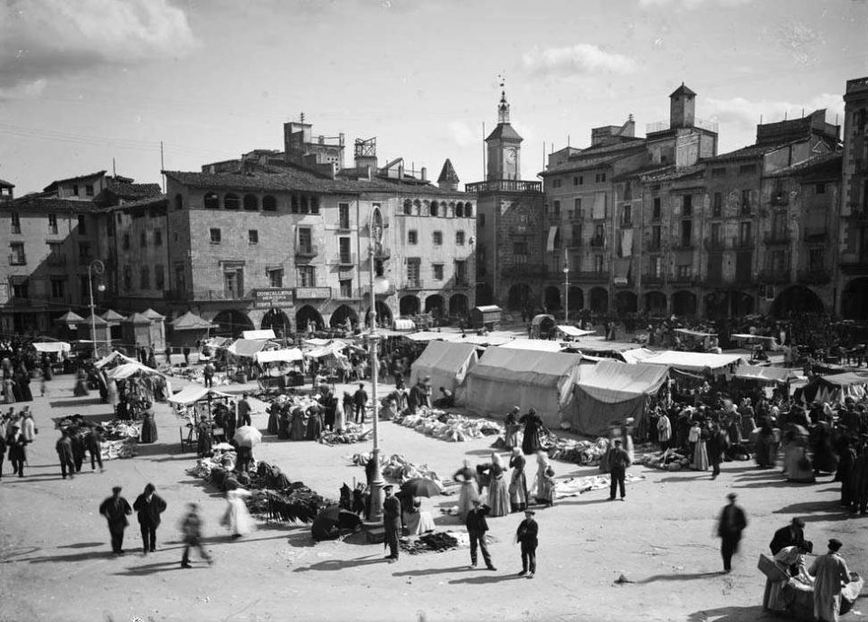 Plaça de Vic en un dia de mercat (cropped)