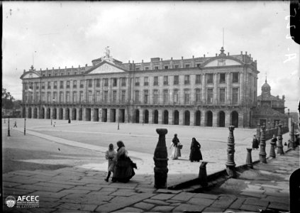 Plaça i ajuntament de Santiago de Compostel·la amb dones en primer terme