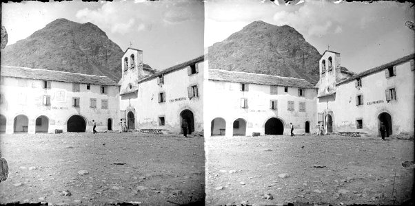 Plaça interior del santuari de Núria amb gent (AFCEC BORDAS D 3152)