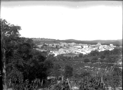 Poble d'Agullana vist des de la vinya de la carretera