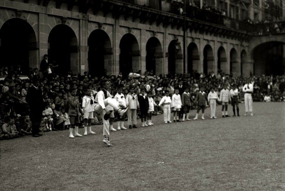 Plaza de 'El Txofre' (2 de 15) - Fondo Car-Kutxa Fototeka