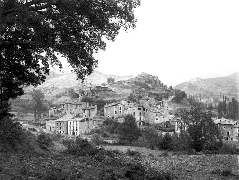 Poble Senterada entre els arbres vist desde la riba esquerra del riu (Restored)