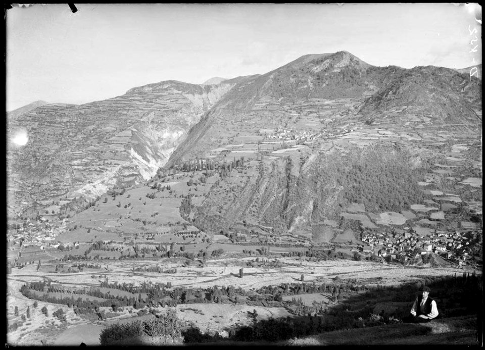 Pobles a la vall de La Comuna i un home en primer terme