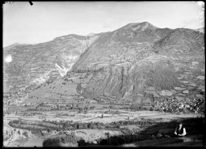 Pobles a la vall de La Comuna i un home en primer terme