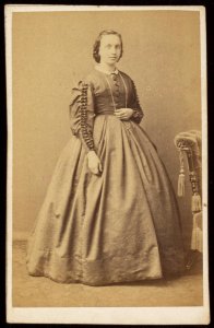 Plumier, Alphonse - carte de visite, Portret van een vrouw, staand (P 1971 0088 0003)