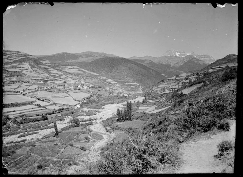 Poble d'Aragüés del Puerto entre muntanyes