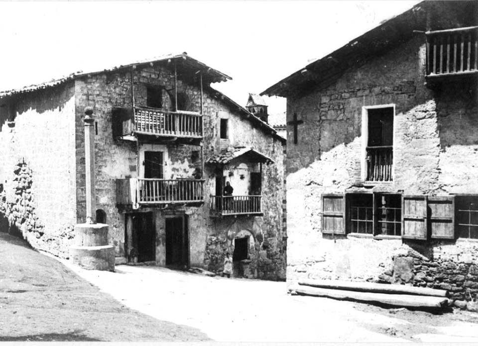 Plaça de Casserres, al fons una dona en un balcó