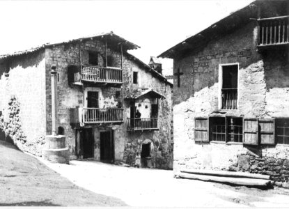 Plaça de Casserres, al fons una dona en un balcó