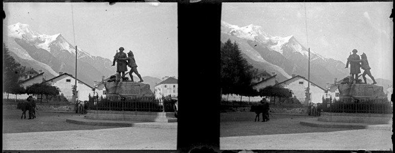 Plaça de Chamonix amb un monument i un home i un bou passant