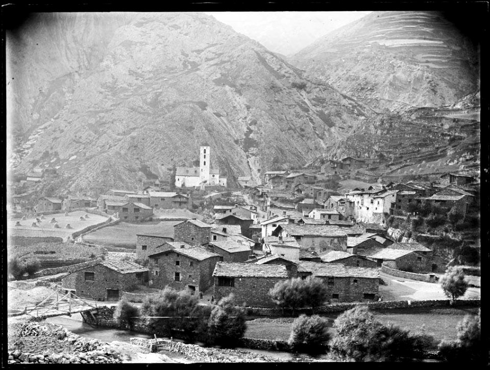 Poble de Canillo entre muntanyes